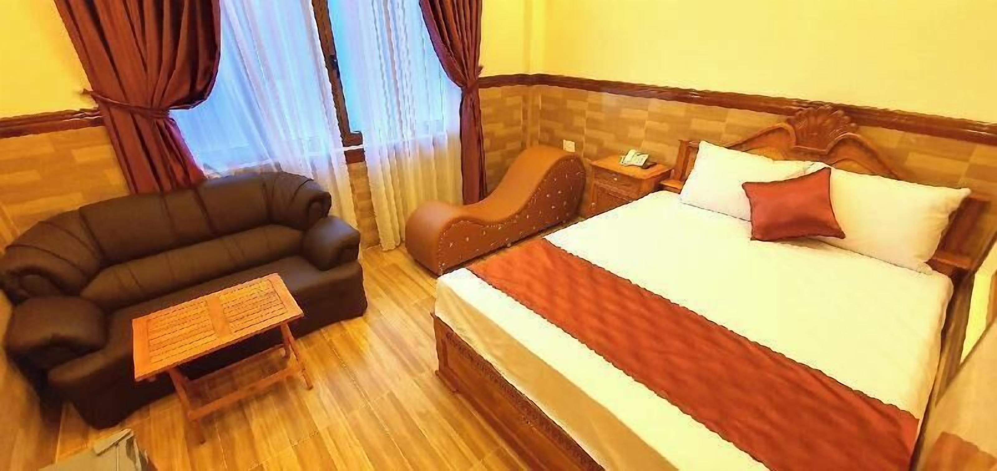 Minibar, desk, laptop workspace, free WiFi