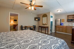 WiFi, bed sheets - Adjoining Studios near Table Rock Lake & Silver Dollar City - 2 connecting rooms (Branson)