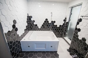Room (Premium Suite Ocean) | Deep-soaking bathtub - Gray Hotel (Tongyeong)