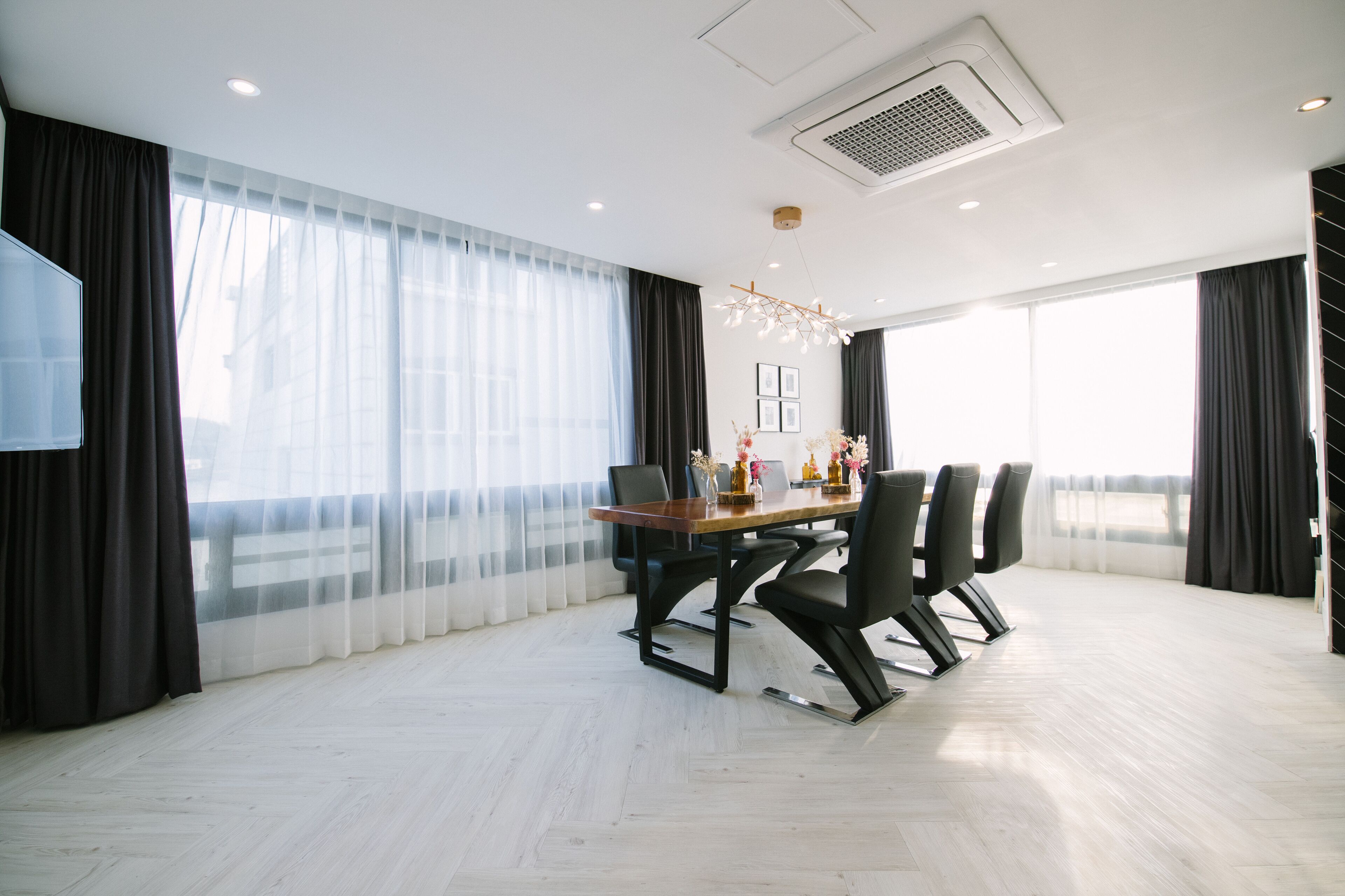 luxury suite (condominium) | living area | flat-screen tv, computer