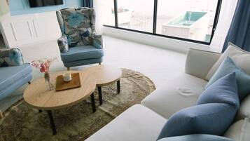 Room (Premium Suite Ocean) | Living area | Flat-screen TV, computer