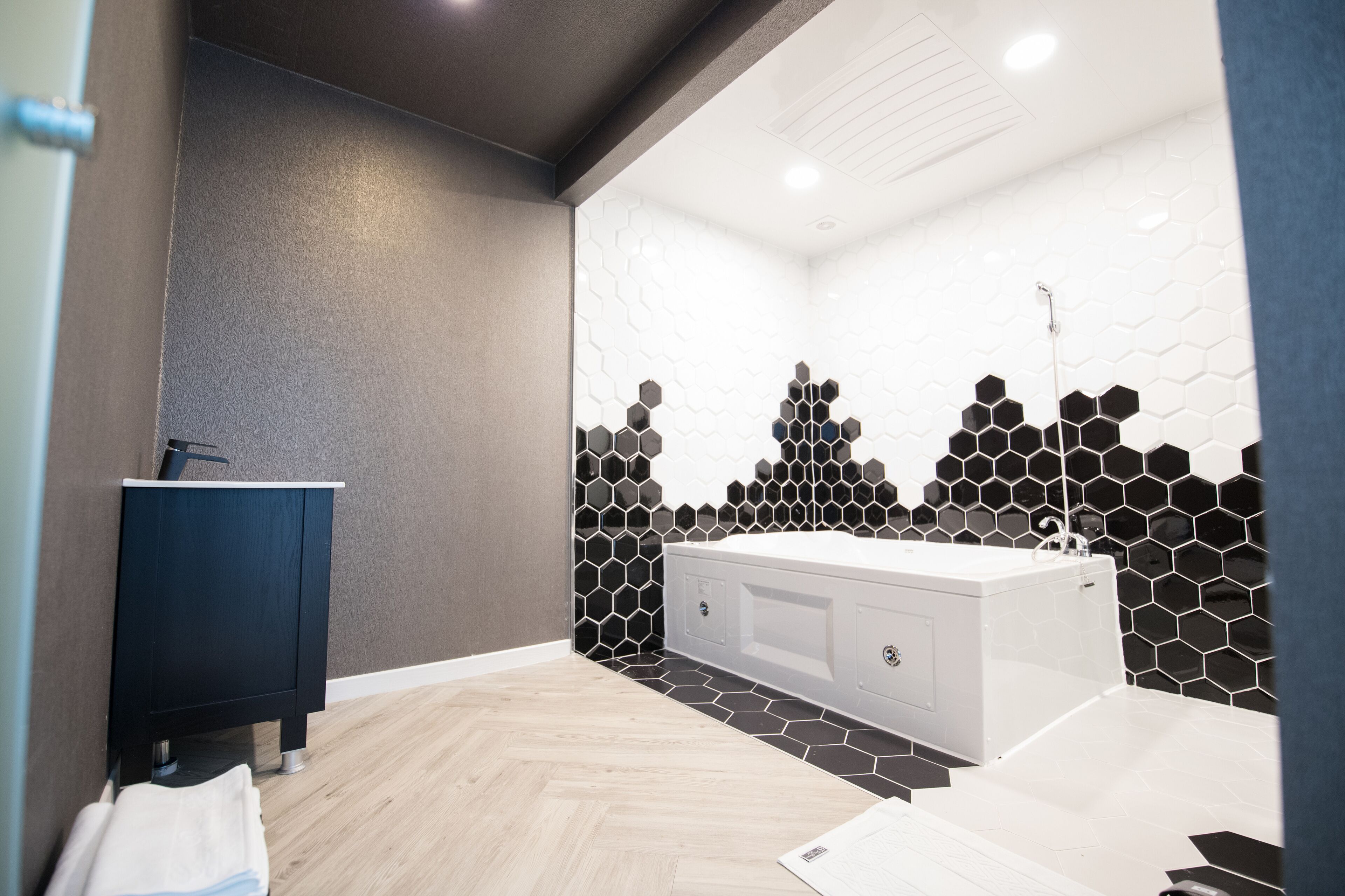 room (premium suite ocean) | deep-soaking bathtub