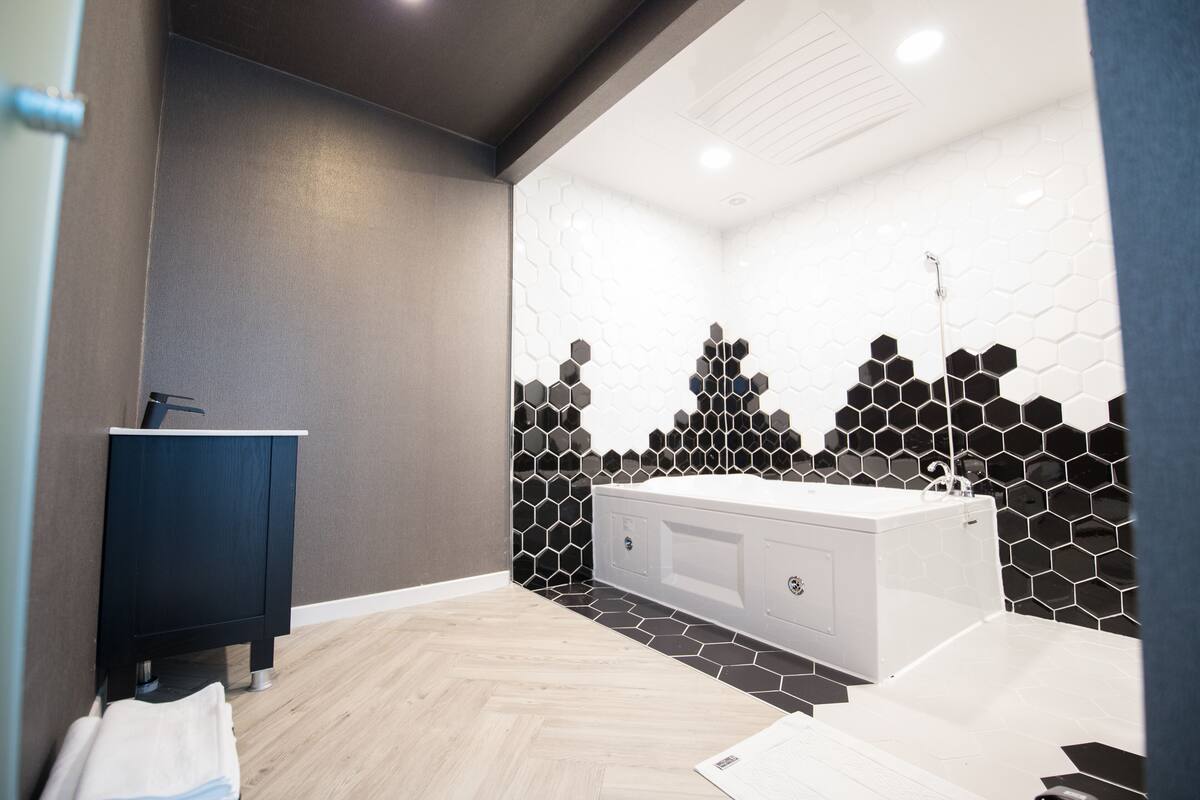 room (premium suite ocean) | deep-soaking bathtub