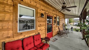 A wooden cabin with a covered porch, a red door, and a red couch. - 'The Bovard Lodge' Rustic Cabin Near Ohio River! (Florence)