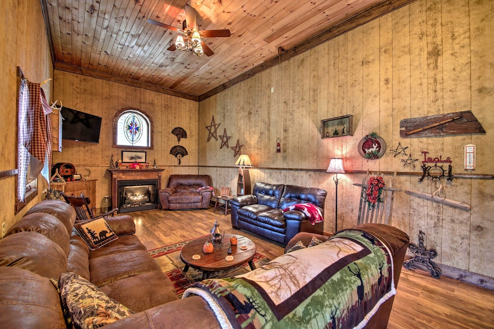 'The Bovard Lodge' Rustic Cabin Near Ohio River!