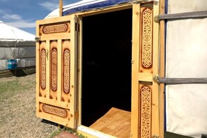 Exterior detail - Nomadic family's experience (Tov)
