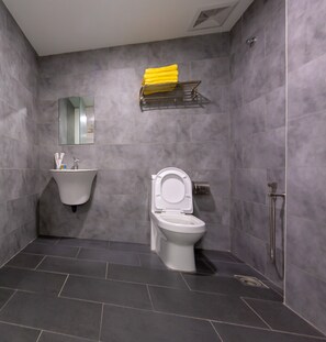 Dusche, Haartrockner, Bidet, Handtücher