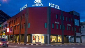 Een hotel met een opvallend 'ELMARK HOTEL' bord op de gevel.