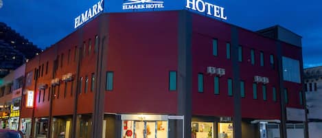 Facciata della struttura - sera/notte