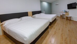 Phòng (King Suite) | Bàn, màn/rèm cản sáng, bàn ủi/dụng cụ ủi quần áo 