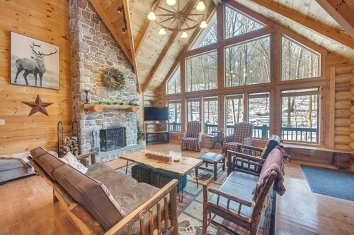 Expansive Group Getaway: 11 Mi to Lancaster!