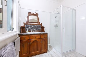 Douche, s èche-cheveux, serviettes fournies, savon