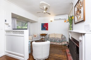 تلفزيون ذكي، مدفأة، كُتُب