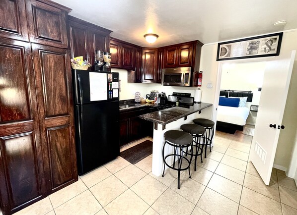 Kühlschrank, Mikrowelle, Ofen, Herdplatte