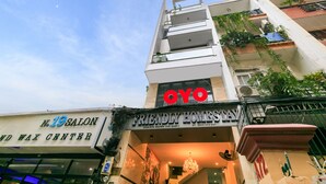 Un edificio con salón, centro de cera y una tienda llamada 'Friendly Homes Stay'.