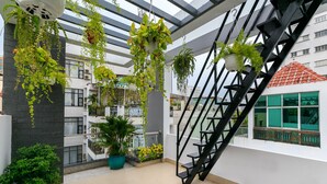 Un edificio moderno con un atrio de vidrio, varios pisos y una escalera.