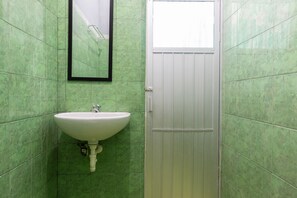 Shower, towels - SPOT ON 2063 Bethania Residence (Kupang)