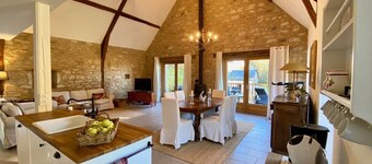 湖、ウォーキングトレイル、ゴルフに近いフランスの田舎の納屋