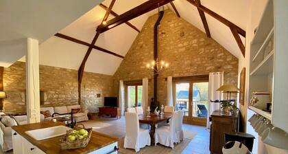 Französische Scheune in der Nähe von Seen, Wanderwegen und Golf