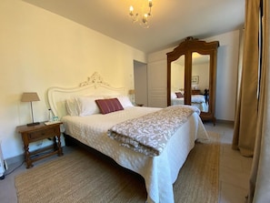 1 slaapkamer, een strijkplank/strijkijzer, wifi, beddengoed