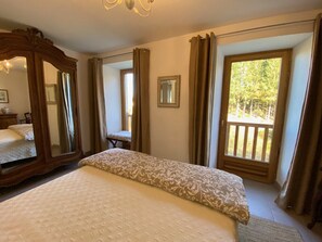 1 bedroom, iron/ironing board, WiFi, bed sheets - Romantic French country barn perfect for a couple/weekend breaks. (Gourdon-Murat)