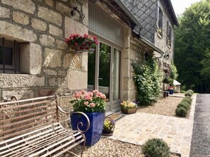 Property grounds - Romantic French country barn perfect for a couple/weekend breaks. (Gourdon-Murat)