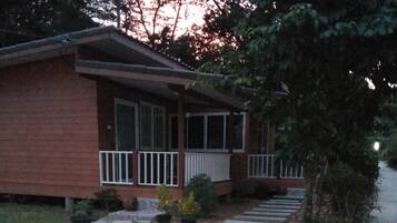 Basic Bungalow, 1 King Bed | 1 bedroom, minibar, soundproofing, free WiFi