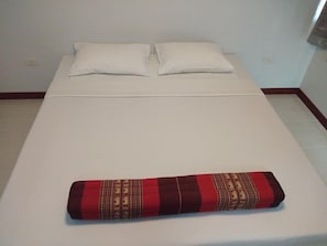 Basic-Bungalow, 1 King-Bett | Minibar, schallisolierte Zimmer, kostenloses WLAN, Bettwäsche