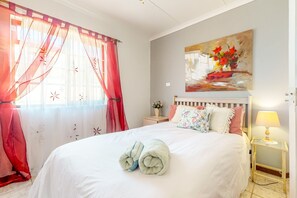 Family Apartment | 4 bedrooms, blackout curtains, bed sheets - Snuggle Inn Mossel Bay (Mossel Bay)