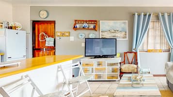 Căn hộ dành cho gia đình | Phòng khách | TV plasma 42-inch có truyền hình cáp, TV