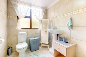 Family Apartment | Bathroom | Shower, rainfall showerhead, free toiletries, towels - Snuggle Inn Mossel Bay (Mossel Bay)