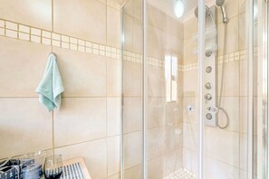 Family Apartment | Bathroom shower - Snuggle Inn Mossel Bay (Mossel Bay)