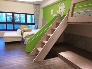 Familien-Dreibettzimmer | Schreibtisch, Verdunkelungsvorhänge, schallisolierte Zimmer