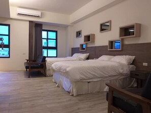 Desk, blackout drapes, soundproofing, free WiFi - Mesin Inn (Magong)