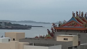 Un edificio con techo tradicional y vista al mar.