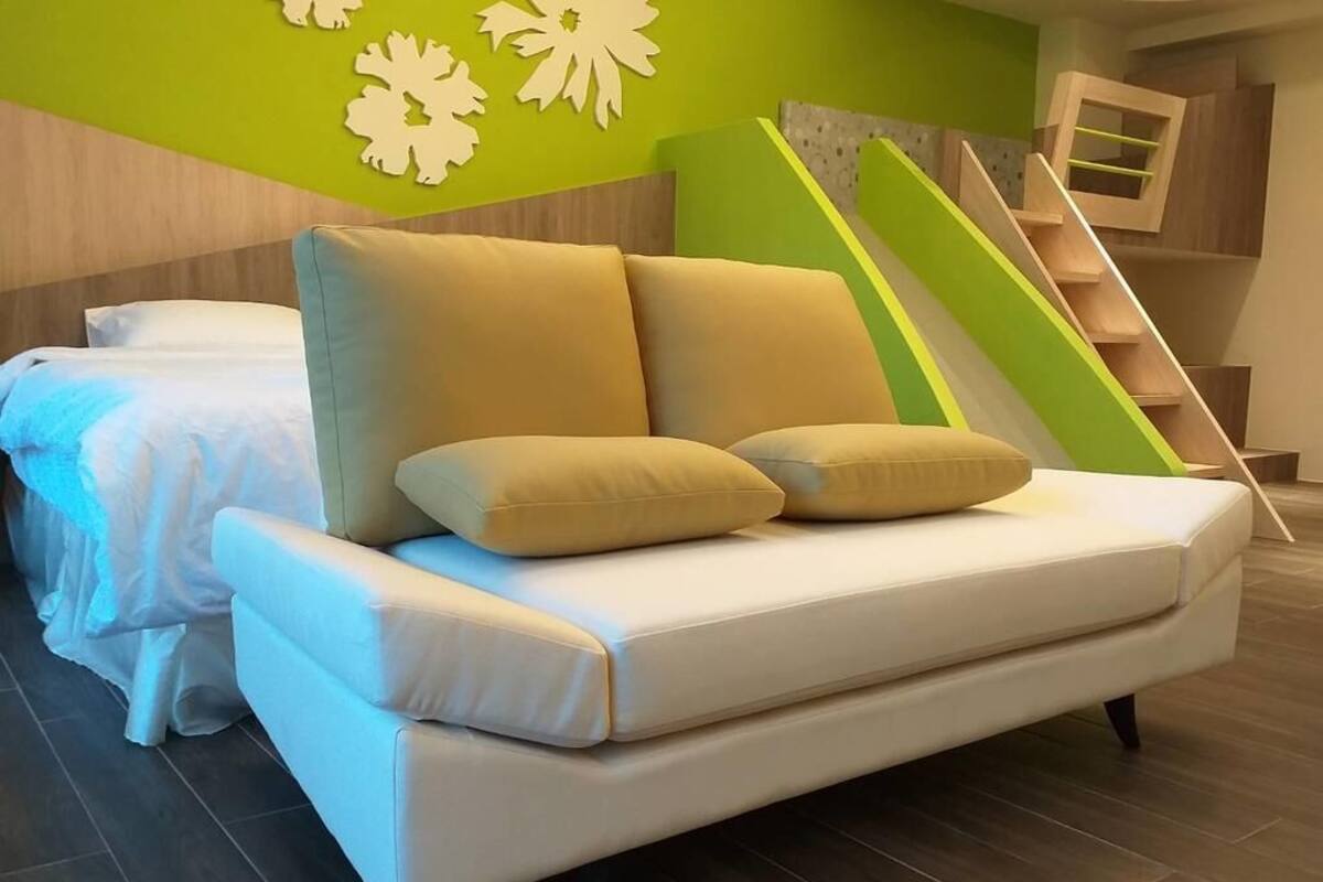 Family Triple Room | Desk, blackout drapes, soundproofing, free WiFi