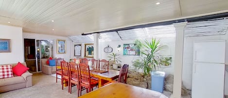 Classic Apartment | Shared kitchen | Mini-fridge, microwave, electric kettle, cookware/dishes/utensils