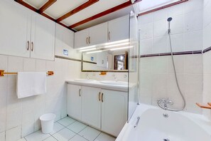 Classic Apartment | Bathroom