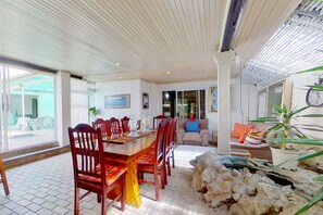 Classic Apartment | Makan dalam bilik