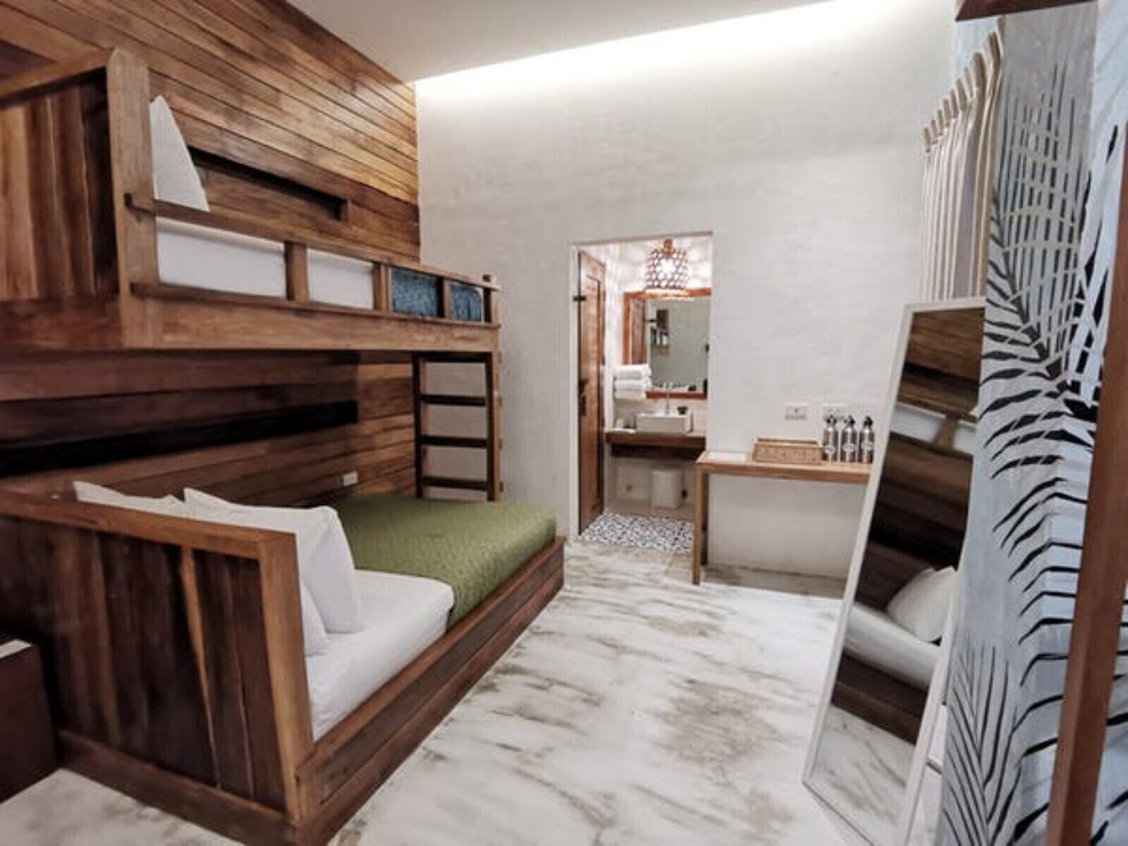 Phòng 3 Deluxe | Nệm cao su hoạt tính (memory foam), trang trí khác biệt 