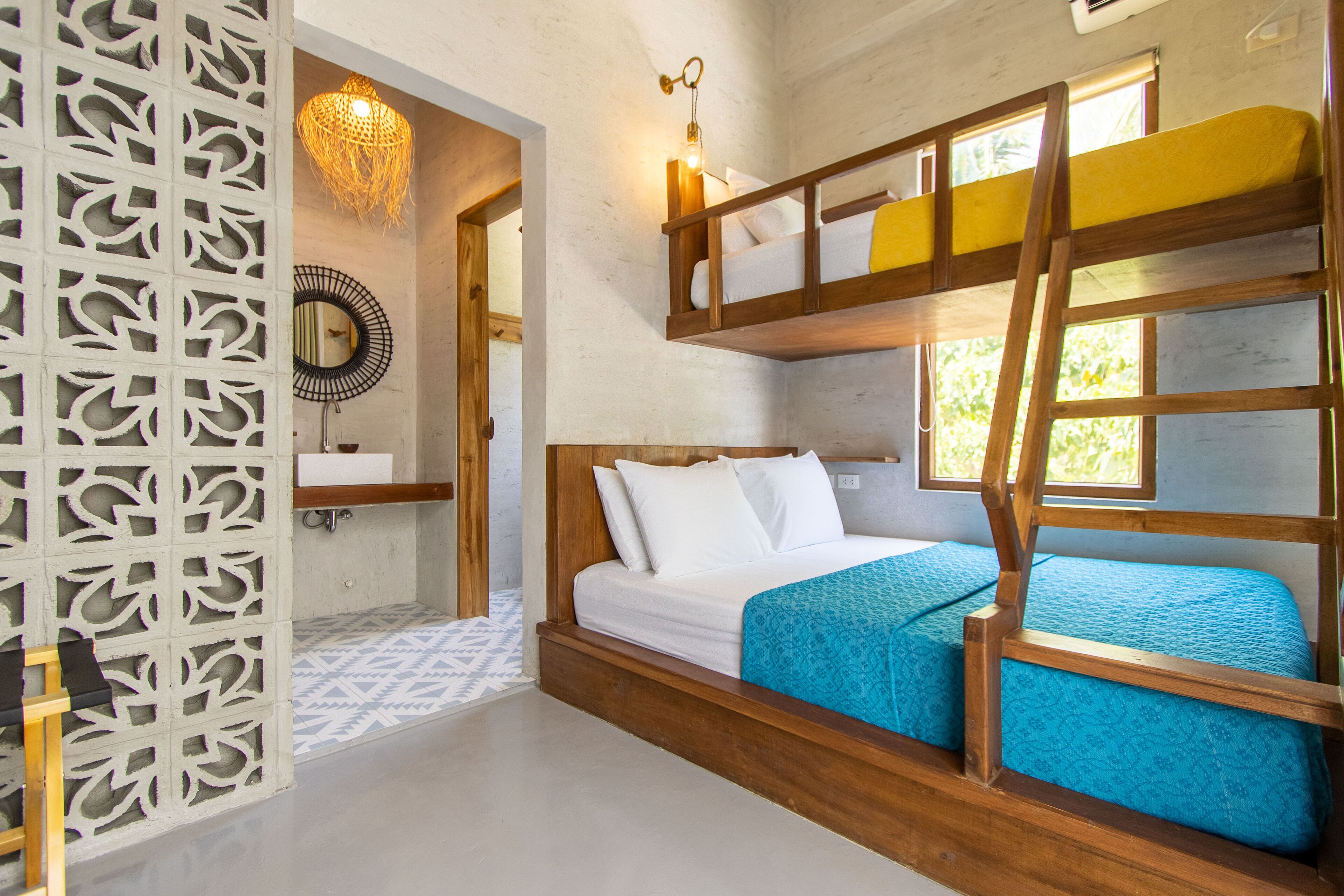 Triple Premium Room | Nệm cao su hoạt tính (memory foam), trang trí khác biệt 