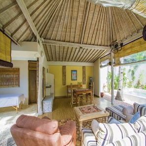 Villa, 2 Schlafzimmer | Wohnbereich | Flachbildfernseher