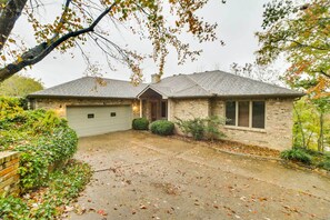 Exterior - Bella Vista Lakehouse w/ Hill Tram, Deck & Views! (Bella Vista)