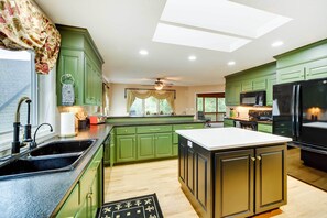 Fridge, microwave, stovetop, dishwasher - Bella Vista Lakehouse w/ Hill Tram, Deck & Views! (Bella Vista)