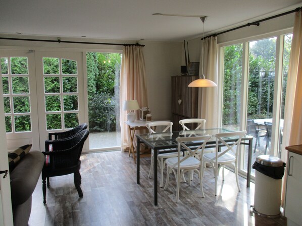 Basic-Chalet | Essbereich im Zimmer