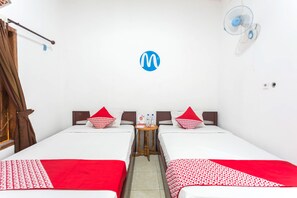 Escritorio, wifi gratis y ropa de cama 