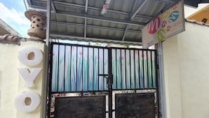A gated entrance with a sign that reads "MURNI Homestay." - OYO 1323 Murni Homestay (Senggigi)