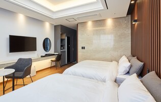 家庭双床房 | 办公桌、笔记本电脑工作区、隔音、免费 WiFi