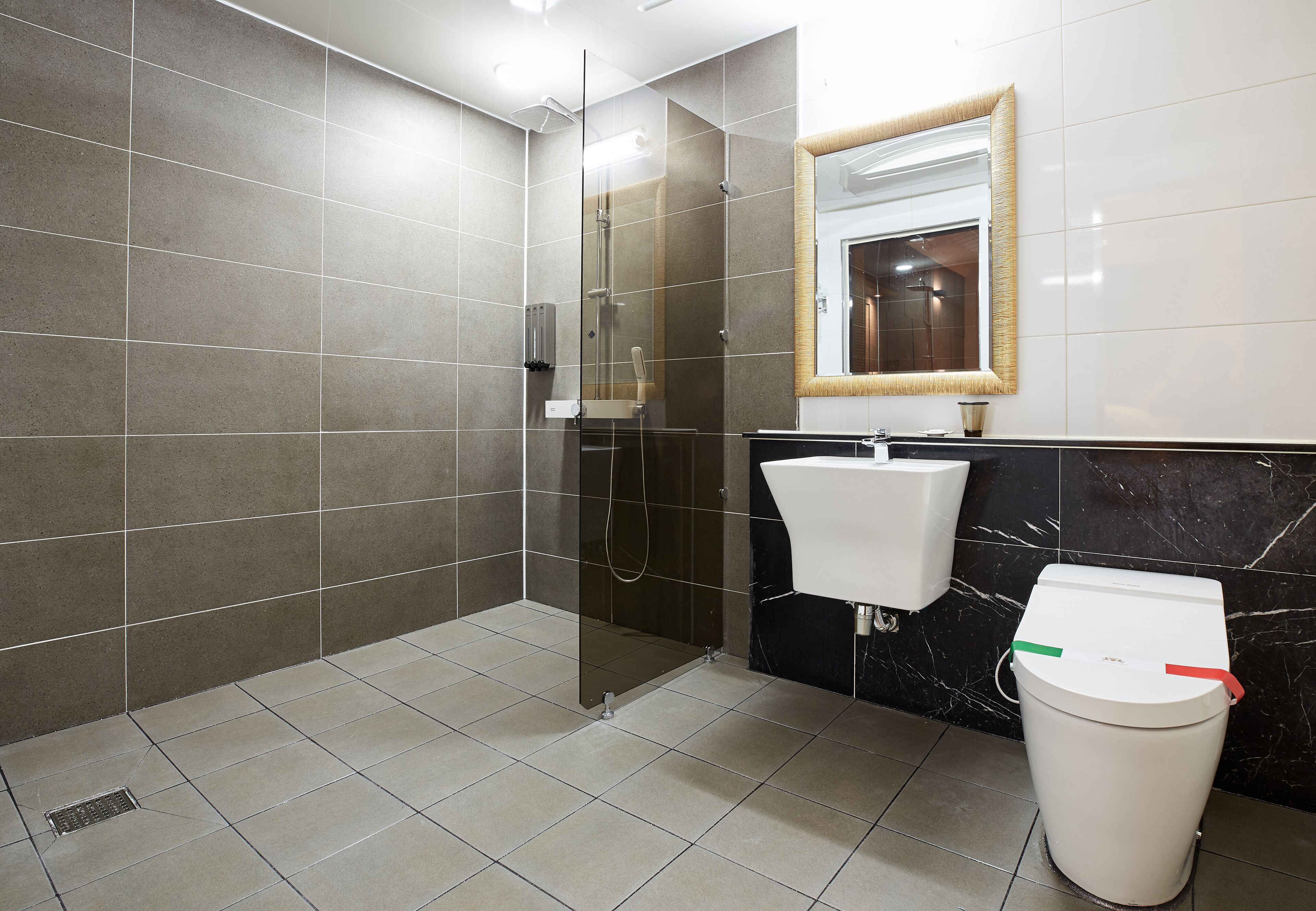 deluxe double room | bathroom | shower, hair dryer, bathrobes, slippers
