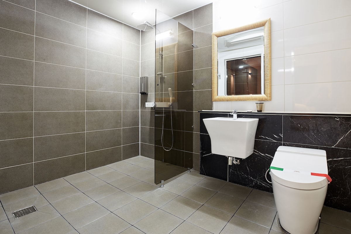 deluxe double room | bathroom | shower, hair dryer, bathrobes, slippers